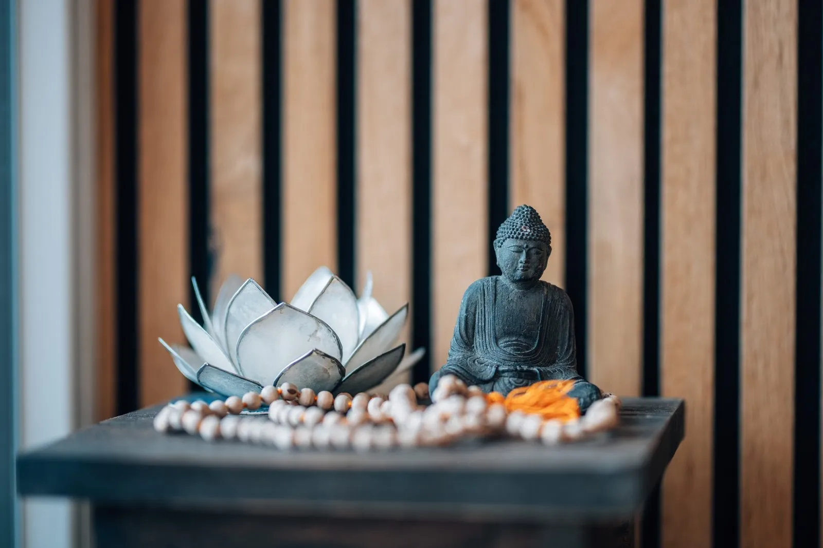 Altar mit Buddha und Lotus im Studio