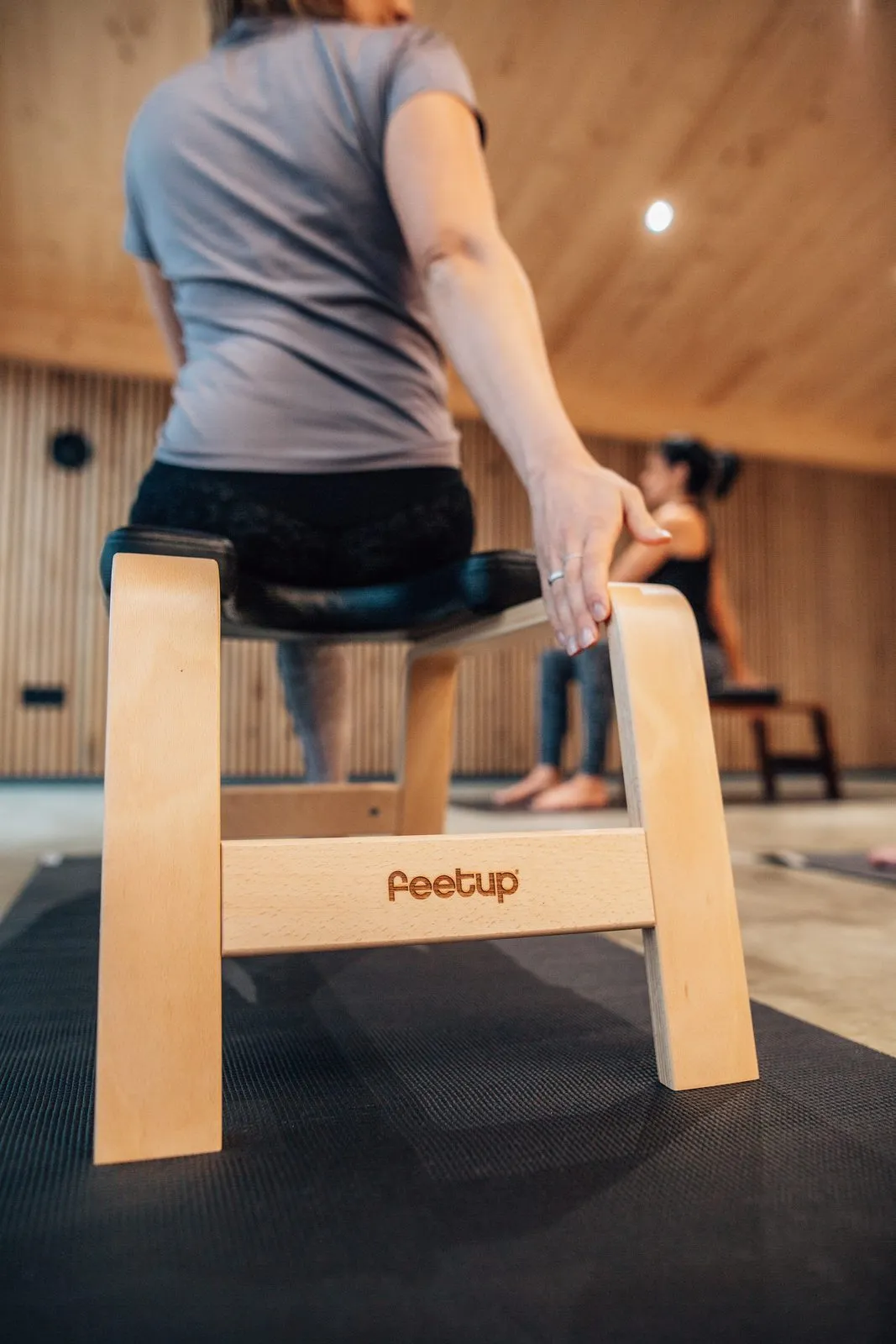 Praxis am FeetUp-Hocker im Studio