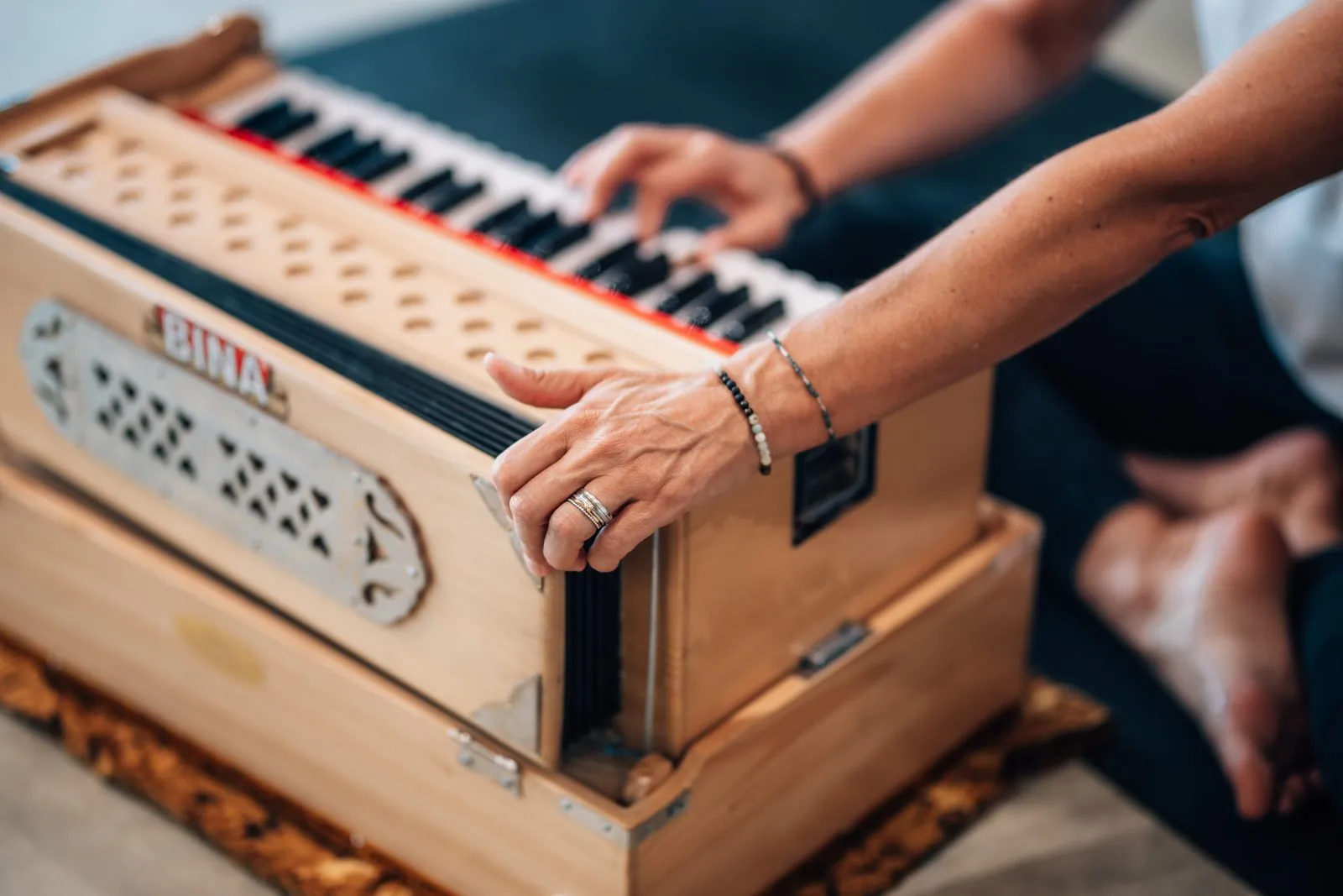 Hände am Harmonium