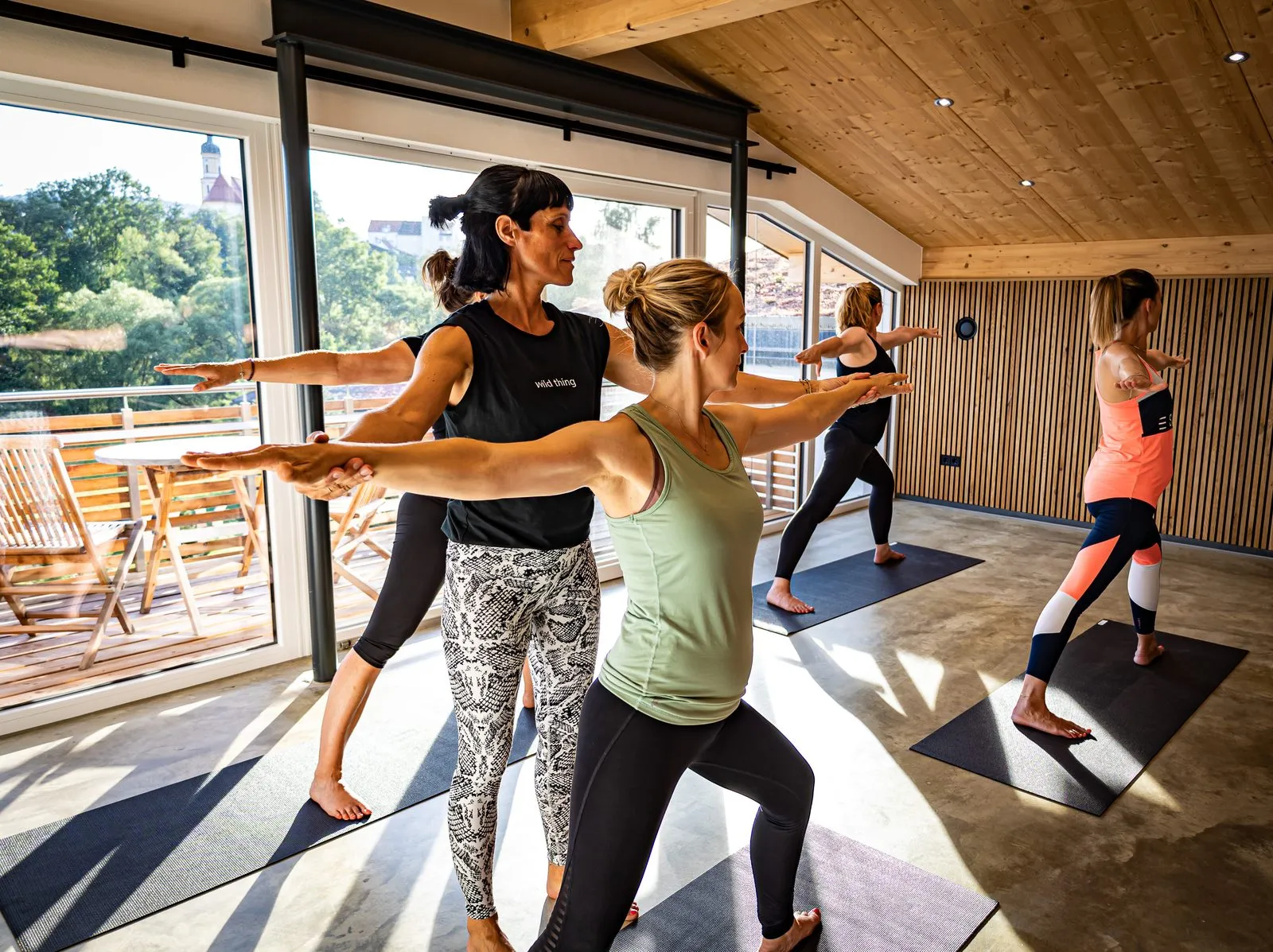 Gruppe in fließender Vinyasa-Praxis im RiverRoom