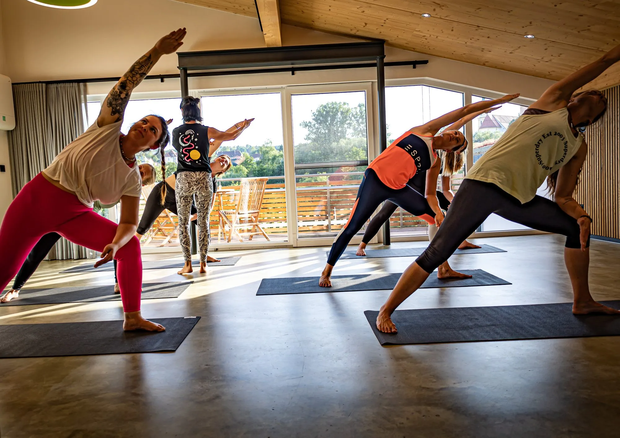 Fließende Yoga-Praxis im warmen Licht des RiverRoom