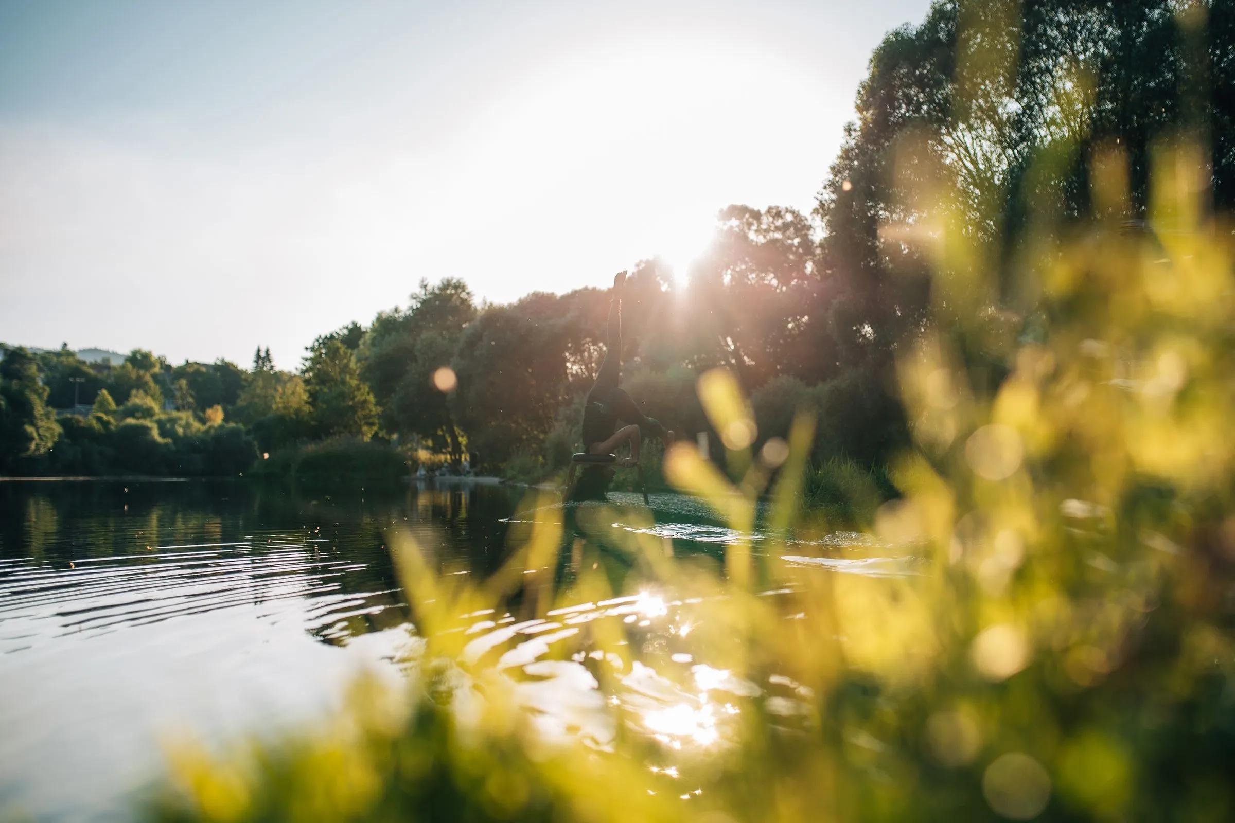 FeetUp-Umkehrhaltung am Wasser im Abendlicht