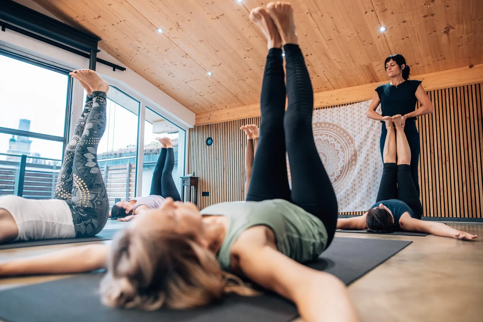 Regenerative Haltung mit Beinen nach oben in der Gruppe